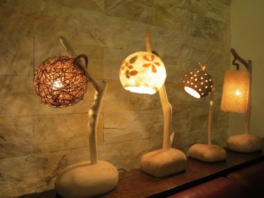 絲瓜、椰殼、檜木　阿迪克的天然手作溫暖桌燈