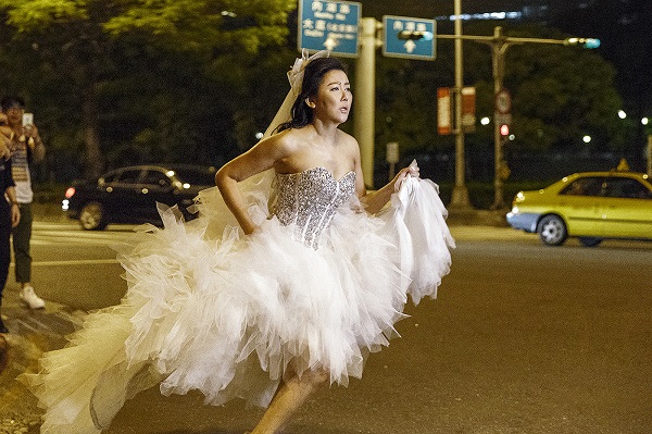 藍心湄為《大齡女子》演技爆發   穿婚紗街頭狂奔   跳水一鏡到底