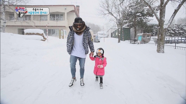 秋小愛雪國初體驗　頻頻滑倒哭喊媽媽