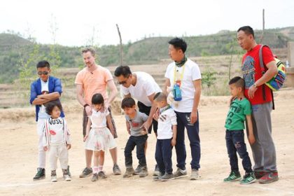 《爸爸去哪兒3》夏天、諾一「最萌情侶檔」　初相見就親親萌翻觀眾