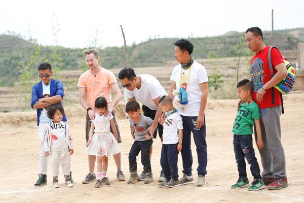 《爸爸去哪兒3》夏天、諾一「最萌情侶檔」　初相見就親親萌翻觀眾