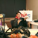 「夜驚魂DJ」林宥嘉電台代班 扮吸血鬼穿腳臭披風