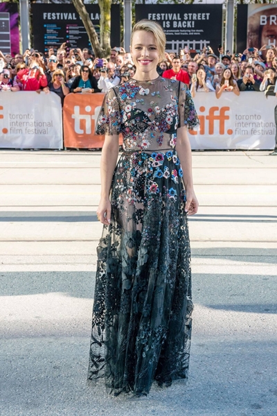 瑞秋麥亞當斯出席《驚爆焦點》多倫多首映  紅毯大秀薄紗誘惑
