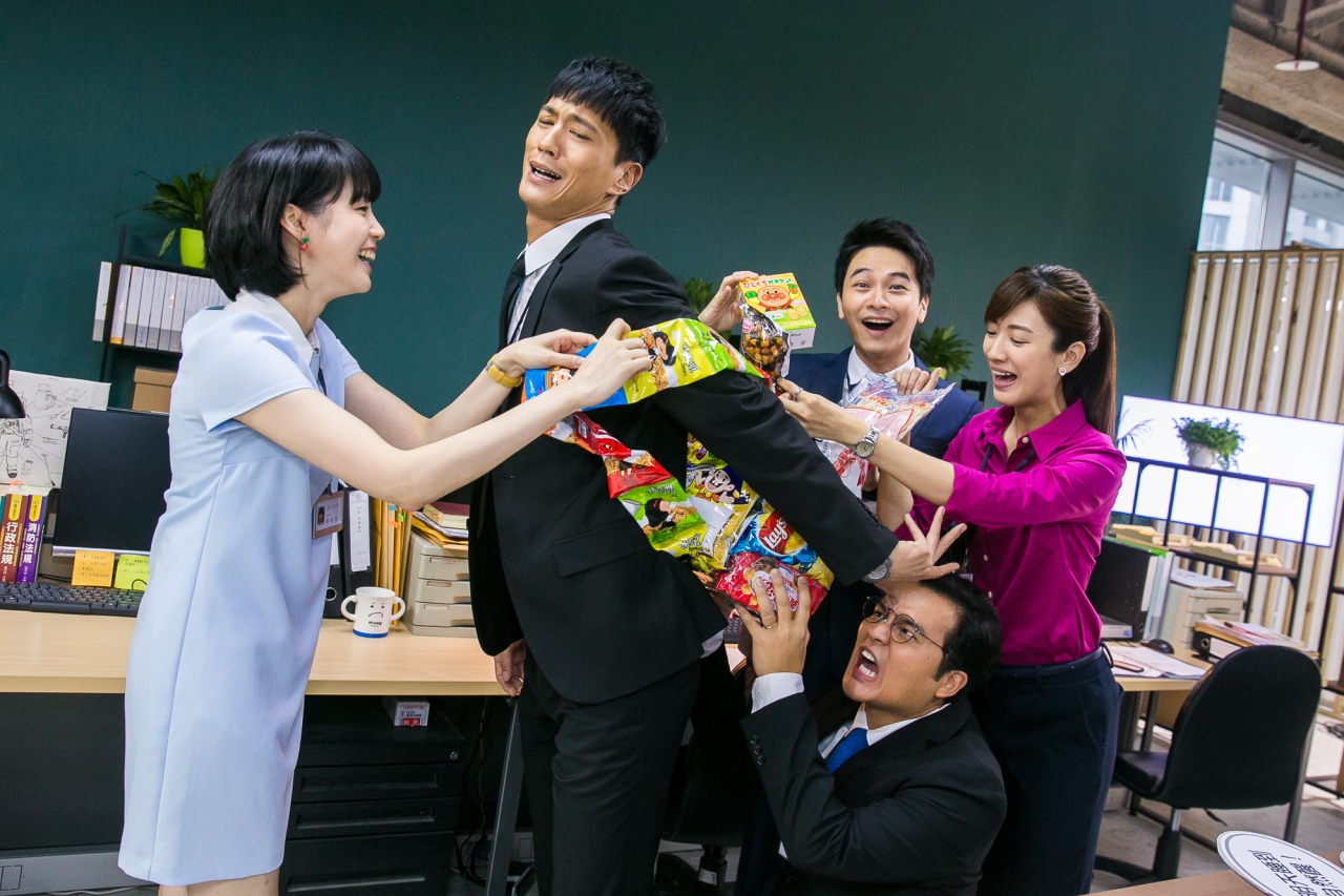 01《最佳利益》菜鳥律師們殺青，，製作人陳慧玲送手作零食背包。鍾承翰體質招人嫉就是吃不胖。 圖片提供：群之噰、有意思國際傳媒