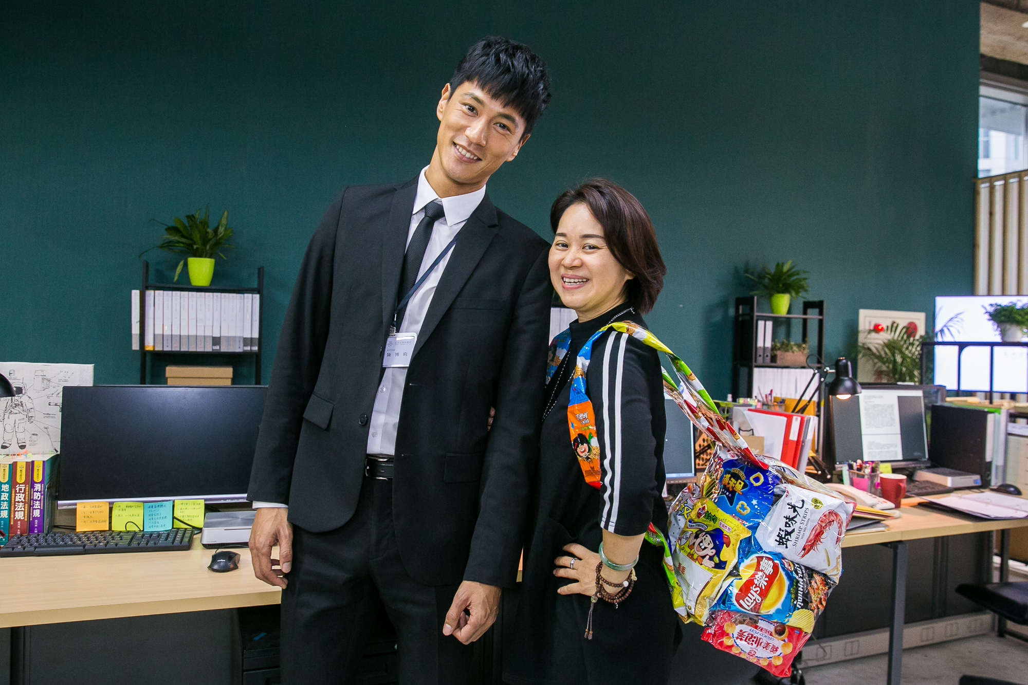 《最佳利益》製作人陳慧玲贈零食大背包伺候。圖片提供：群之噰、有意思國際傳媒