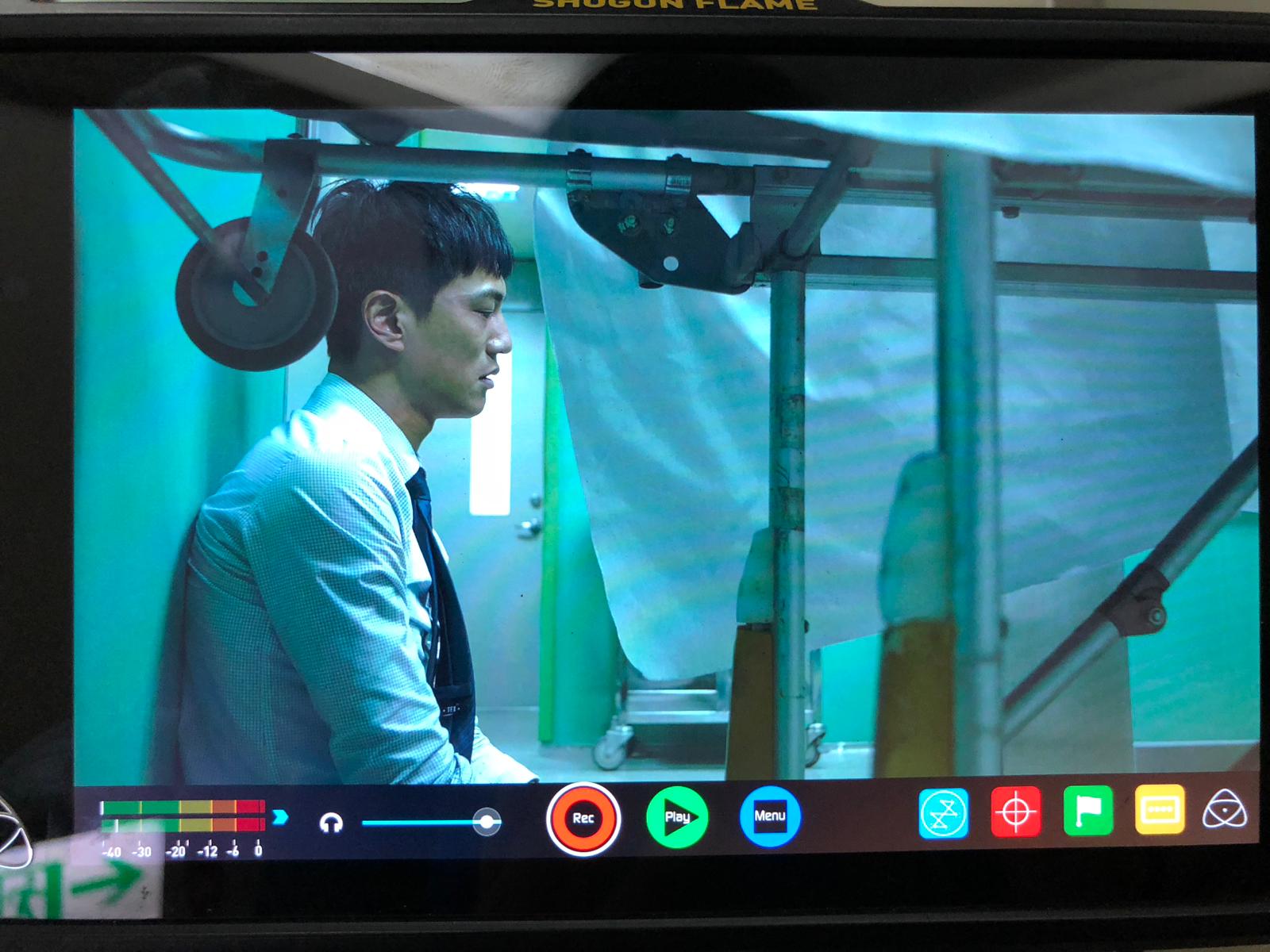 鍾承翰在《最佳利益》一場非常重情緒戲，全劇組的人貼心的hold一整天不敢跟他說，一直到導演喊卡，承翰的情緒回穩，大家才又恢復劇組的常態。圖片提供：群之噰、凱渥經紀